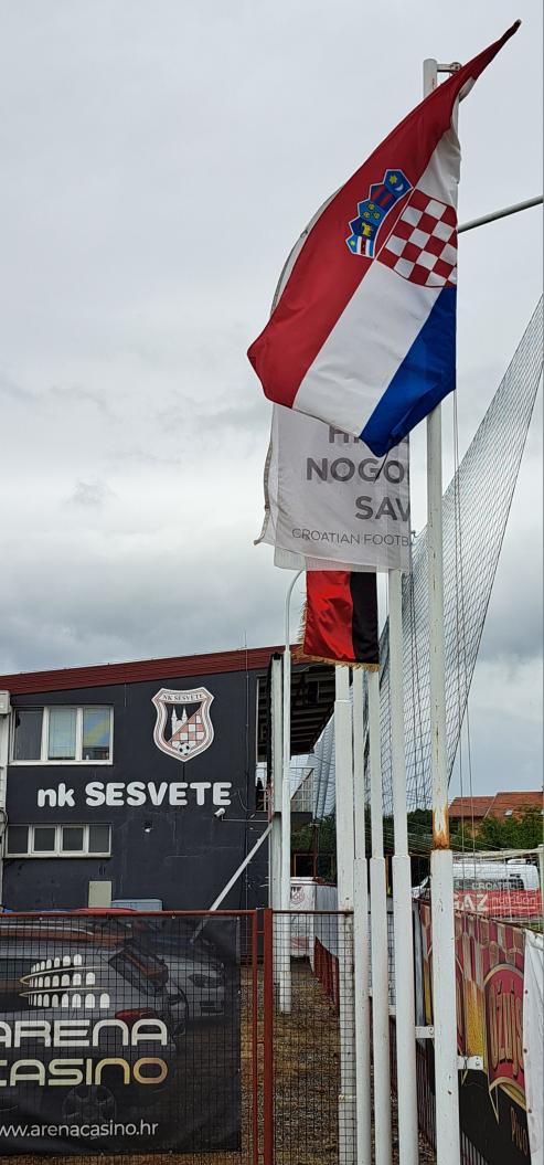 nilliskuh's tweet photo. Héérlijk, puur #groundhoppen voor t voetbal
Catering doen ze niet aan
Geen 🍺×🌭  
Wél verdomd goed technisch voetbal
Héérlijk intens duel om plek 2 #groundhopping 

📅  16.05.2026
⚽️  NK Sesvete  🆚️  NK Dugopolje
📍#Sesvete
🏆 #Prva NL  🇭🇷  31.kolo
🏟️ Stadion sv. Josip Radnik https://t.co/neLNuFLW1G