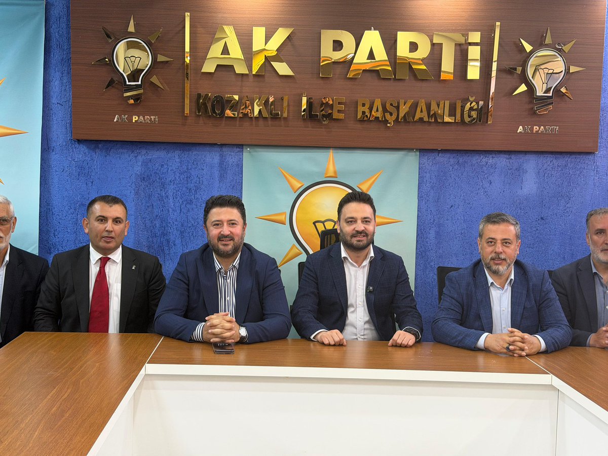 EmreCaliskan_50's tweet photo. 📍Kozaklı İlçe Başkanlığı

İl Başkanımız @av_mfa, Milletvekilimiz @MvSuleymanOzgun, İl Genel Meclis Başkanımız @sferalan, İl Kadın Kolları Başkanımız @CelebiElife, İlçe Başkanlarımız, Belediye Başkanlarımız ve kıymetli teşkilat mensuplarımız ile birlikte Kozaklı İlçe Başkanlığımızın yeni hizmet binasının açılışını büyük bir coşku ve heyecanla gerçekleştirdik.

Baba ocağım Kozaklı’da hemşehrilerimizle aynı heyecanı, aynı dava bilincini paylaşmak bizler için tarifsiz bir mutluluk oldu. Memleketimizin samimiyeti, insanımızın içtenliği ve teşkilatımızın güçlü birlik ruhu bizlere bir kez daha umut verdi.

Allah birlik ve beraberliğimizi daim eylesin. Kozaklı’mız için gece gündüz demeden çalışmaya, hemşehrilerimizin yanında olmaya devam edeceğiz.

Bu güzel hizmetin ilçemize kazandırılmasında emeği ve gayreti bulunan Kozaklı İlçe Başkanımız Muhammet Özşahin başta olmak üzere tüm teşkilat mensuplarımıza gönülden teşekkür ediyorum.

Sevdamız Kozaklı, sevdamız Nevşehir…