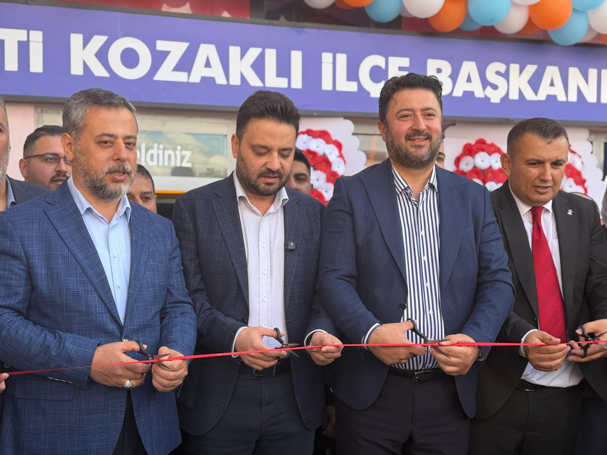 EmreCaliskan_50's tweet photo. 📍Kozaklı İlçe Başkanlığı

İl Başkanımız @av_mfa, Milletvekilimiz @MvSuleymanOzgun, İl Genel Meclis Başkanımız @sferalan, İl Kadın Kolları Başkanımız @CelebiElife, İlçe Başkanlarımız, Belediye Başkanlarımız ve kıymetli teşkilat mensuplarımız ile birlikte Kozaklı İlçe Başkanlığımızın yeni hizmet binasının açılışını büyük bir coşku ve heyecanla gerçekleştirdik.

Baba ocağım Kozaklı’da hemşehrilerimizle aynı heyecanı, aynı dava bilincini paylaşmak bizler için tarifsiz bir mutluluk oldu. Memleketimizin samimiyeti, insanımızın içtenliği ve teşkilatımızın güçlü birlik ruhu bizlere bir kez daha umut verdi.

Allah birlik ve beraberliğimizi daim eylesin. Kozaklı’mız için gece gündüz demeden çalışmaya, hemşehrilerimizin yanında olmaya devam edeceğiz.

Bu güzel hizmetin ilçemize kazandırılmasında emeği ve gayreti bulunan Kozaklı İlçe Başkanımız Muhammet Özşahin başta olmak üzere tüm teşkilat mensuplarımıza gönülden teşekkür ediyorum.

Sevdamız Kozaklı, sevdamız Nevşehir…