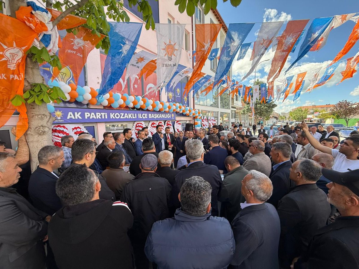 EmreCaliskan_50's tweet photo. 📍Kozaklı İlçe Başkanlığı

İl Başkanımız @av_mfa, Milletvekilimiz @MvSuleymanOzgun, İl Genel Meclis Başkanımız @sferalan, İl Kadın Kolları Başkanımız @CelebiElife, İlçe Başkanlarımız, Belediye Başkanlarımız ve kıymetli teşkilat mensuplarımız ile birlikte Kozaklı İlçe Başkanlığımızın yeni hizmet binasının açılışını büyük bir coşku ve heyecanla gerçekleştirdik.

Baba ocağım Kozaklı’da hemşehrilerimizle aynı heyecanı, aynı dava bilincini paylaşmak bizler için tarifsiz bir mutluluk oldu. Memleketimizin samimiyeti, insanımızın içtenliği ve teşkilatımızın güçlü birlik ruhu bizlere bir kez daha umut verdi.

Allah birlik ve beraberliğimizi daim eylesin. Kozaklı’mız için gece gündüz demeden çalışmaya, hemşehrilerimizin yanında olmaya devam edeceğiz.

Bu güzel hizmetin ilçemize kazandırılmasında emeği ve gayreti bulunan Kozaklı İlçe Başkanımız Muhammet Özşahin başta olmak üzere tüm teşkilat mensuplarımıza gönülden teşekkür ediyorum.

Sevdamız Kozaklı, sevdamız Nevşehir…