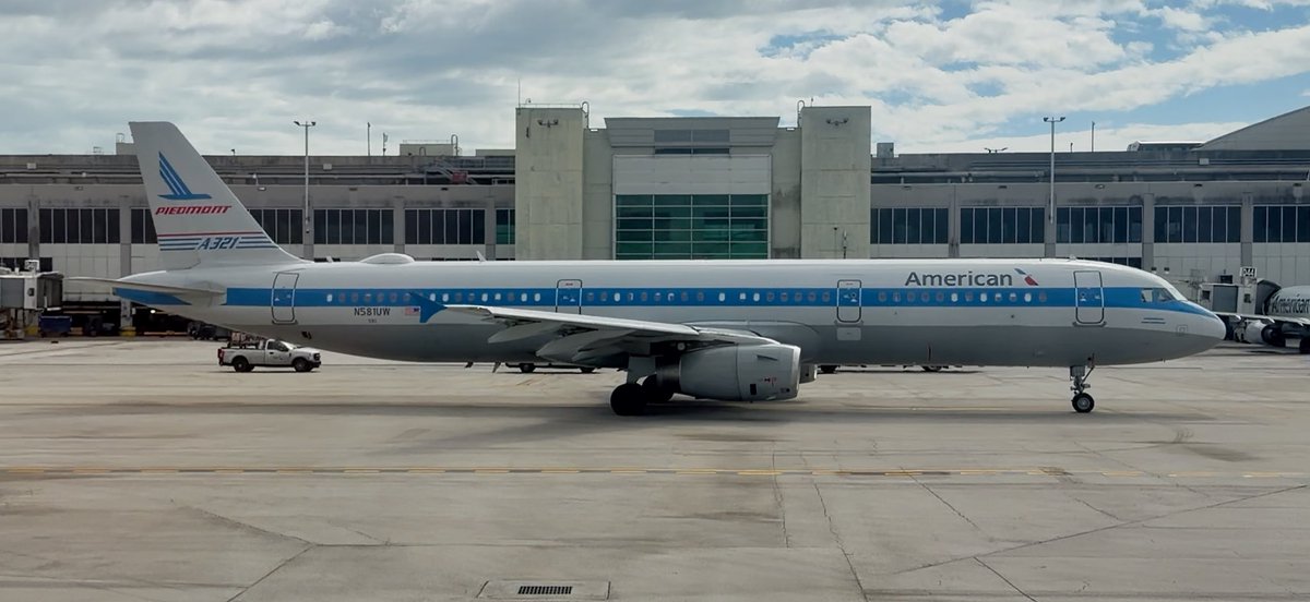 JebBrooks's tweet photo. Piedmont…what a GREAT airline. I love that the livery lives on with this beautiful A321! #N581UW https://t.co/xJ18DqVg1I
