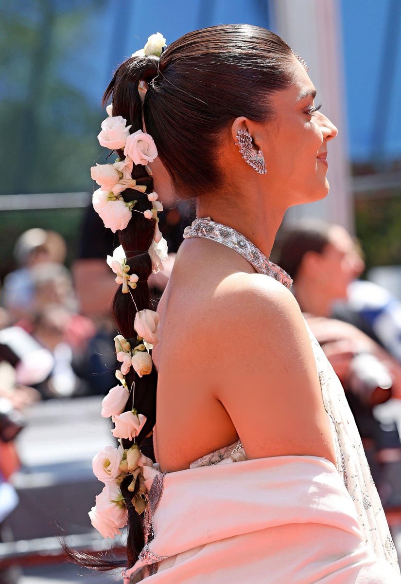 popbackupp's tweet photo. sanam saeed's hair detail at the cannes red carpet https://t.co/7mlqFHOT46
