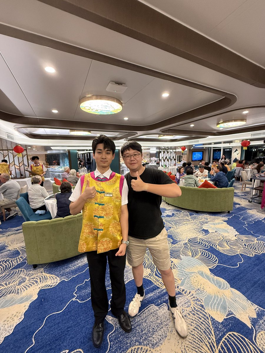 thomas890612's tweet photo. 跟郵輪上的小劉拍到照了🥰 https://t.co/n3Tz9AJgTI