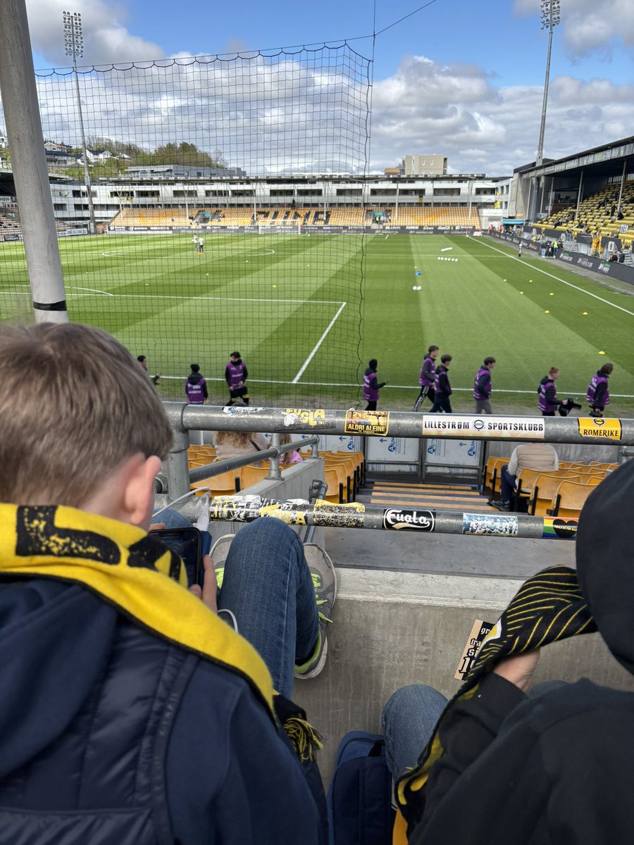 _Kjelstad's tweet photo. Elleveåringen med kompis er klare for @LillestromSK mot @sfjfotball 

#norskfotball https://t.co/S0gTVBwXAG