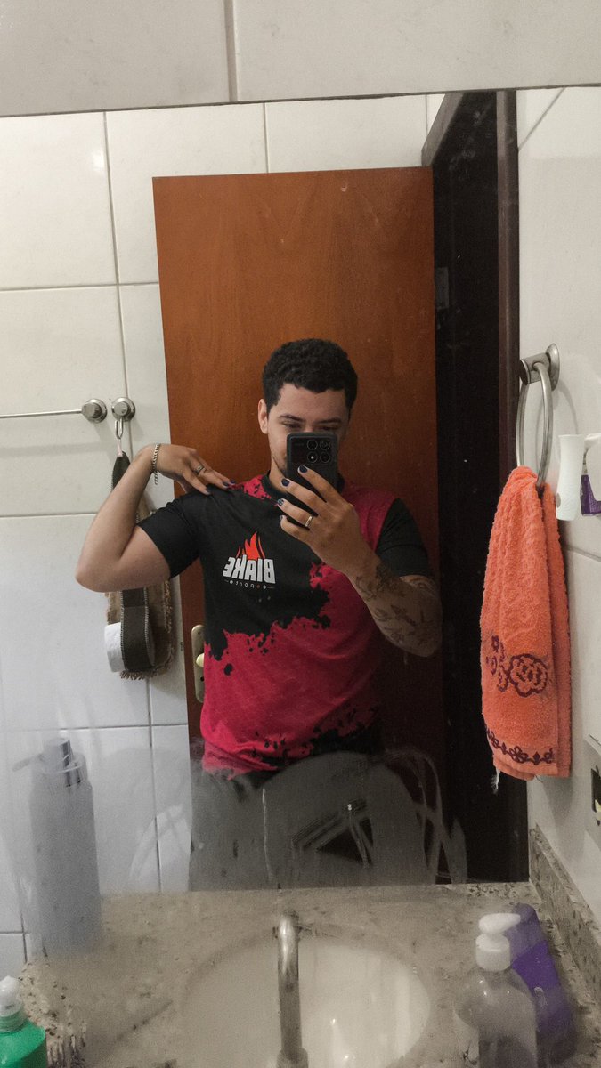 adraaug's tweet photo. Mesma camisa, 4 anos de diferença, saudades @blakesports_BES 🔥😿 https://t.co/fc8oDFaPxT