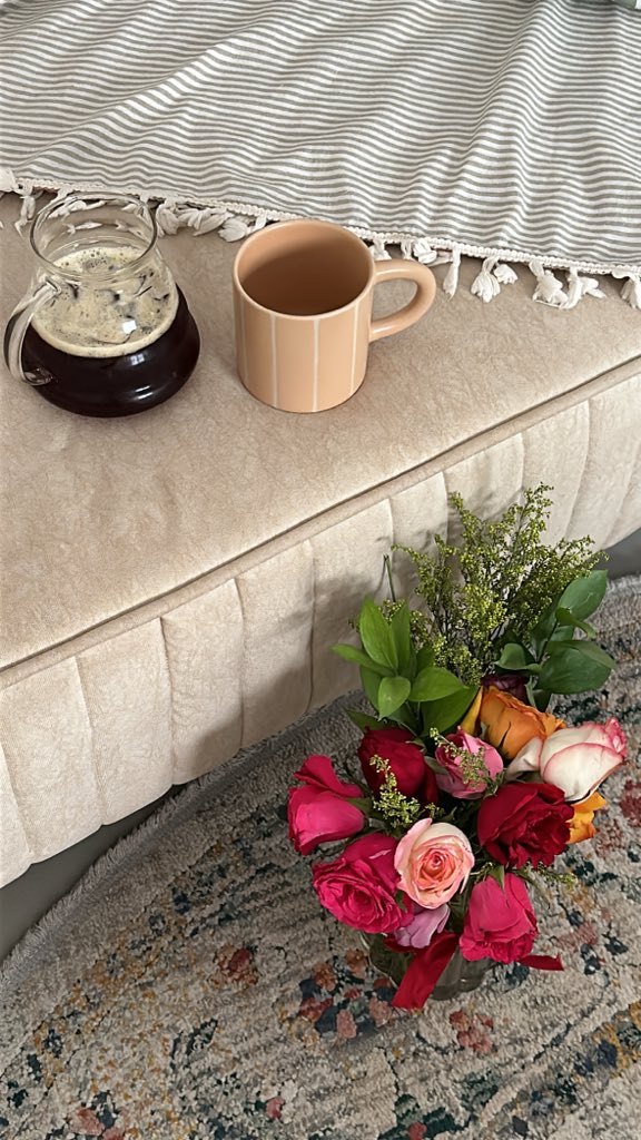 yusraB__'s tweet photo. Roses, coffee, full love 🌺🌷💖💫💕 https://t.co/M6AD0lOfJx