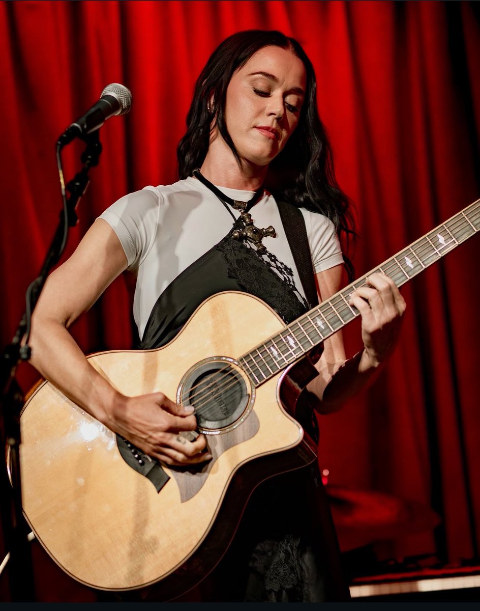 ChrisAntonacci1's tweet photo. There it is Katheryn 🎸 https://t.co/elyH5vfFE5