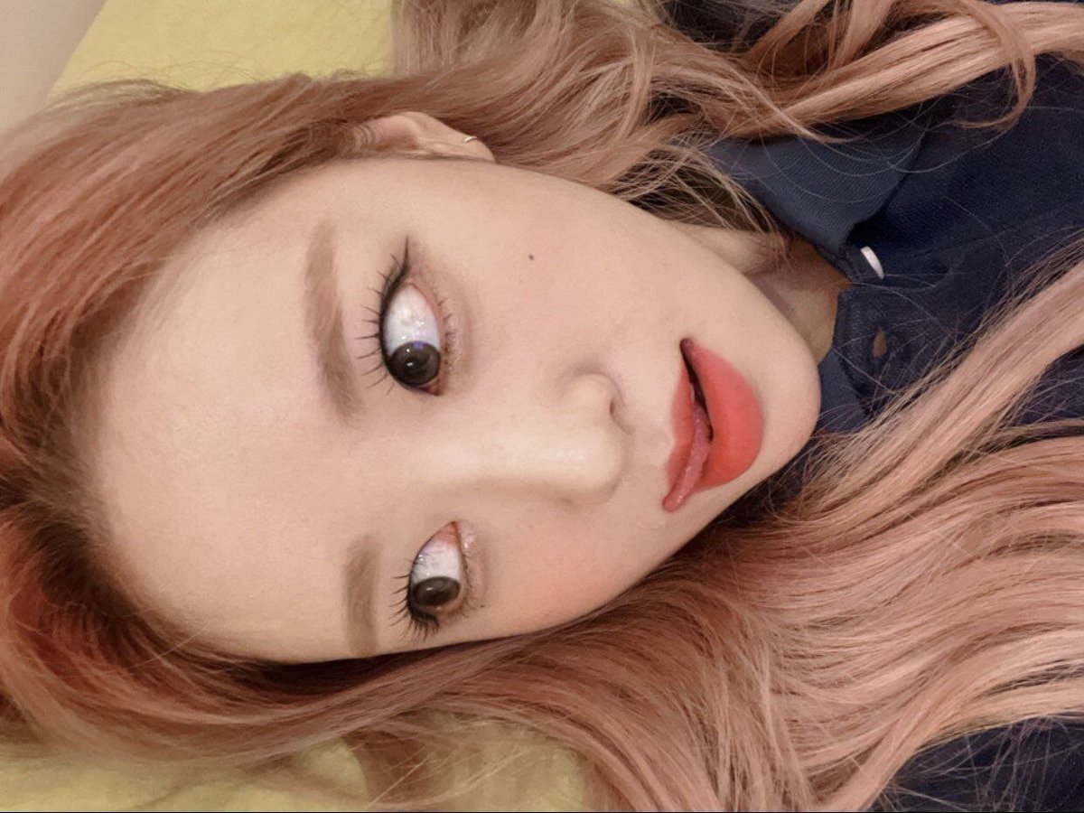 Loona Selca Bot ✨ tweet media