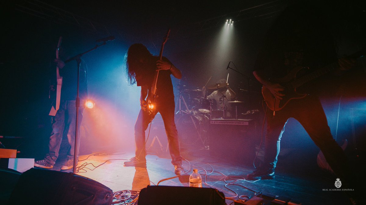 RAEinforma's tweet photo. En el #DíaDelHeavyMetal, recuerden que, al ser un extranjerismo no adaptado, «heavy metal» se escribe en cursiva (https://t.co/yO6cKZSIgy), como también ocurre con «heavy» (https://t.co/j6fEDku7uK). https://t.co/r6nbmnqM6h