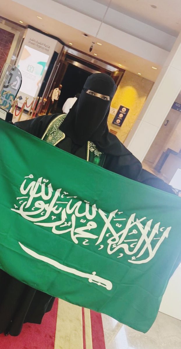 digitalsignal3's tweet photo. لحمد لله الذي بنعمته تتم الصالحات، وبفضله تُتوّج المساعي بالقبول والرفعة.
في يومٍ يفيضُ فخرًا واعتزازًا في مدينة دبي بدولة الإمارات العربية المتحدة ، تشرّفت بالوقوف على منصة التميز والتتويج فائزةً بـ #جائزة_حمدان_بن_راشد_للأداء_التعليمي_المتميز في دورتها (٢٨)، برعايةٍ كريمة من سمو الشيخ راشد بن حمدان آل مكتوم، وبحضورٍ ميمون من معالي الدكتور محمد المقبل @MSAlmoqbel المدير العام لمكتب التربية العربي لدول الخليج @Abegsorg ؛ هذه المظلة الخليجية الداعمة التي نفخر بالانتماء إليها والتعاون تحت سقفها.
كل الشكر لـ @FoundationHBR (مؤسسة حمدان بن راشد آل مكتوم للعلوم الطبية والتربوية) الحاضنة لهذا المحفل الرفيع، وممتنةٌ لجهود سعادة الدكتور خليفة السويدي @DrKAlsuwaidi الأمين العام للمؤسسة على حسن التنظيم والرعاية الملهمة لمسيرة التميز التربوي.
هذا الاستحقاق الغالي لم يكن ليتحقق لولا توفيق الله، ثم الدعم اللامحدود من عائلتي الحبيبة وأسرتي التي كانت لي السند والملاذ طوال رحلتي المهنية.
وأرفع هذا الفوز رايةَ فخرٍ لولاة أمرنا -أيدهم الله- ولوطني المعطاء 🇸🇦، ممتنةً لصرحي الغالي (المدرسة المتوسطة الأولى بالتحلية) قيادةً وزميلات وطالباتٍ فهنّ ميدان الشغف الأول، ولداعمي الأكبر في إدارة تعليم ينبع، والمنظومة التعليمية الكبرى في @MOE_MDI (الإدارة العامة للتعليم بمنطقة المدينة المنورة)، تحت المظلة الملهمة لـ @moe_gov_sa (#وزارة_التعليم).
وفي الختام، يُسعدني ويشرفني أن أشارك زملائي وزميلاتي الفائزين فرحة هذا التميز، وأبارك لهم من الأعماق هذا الإنجاز المشترك، سائلين الله دوام التوفيق لرفعة اسم الوطن عاليًا في كل محفل. مبروك لنا جميعًا  #التميز_التعليمي