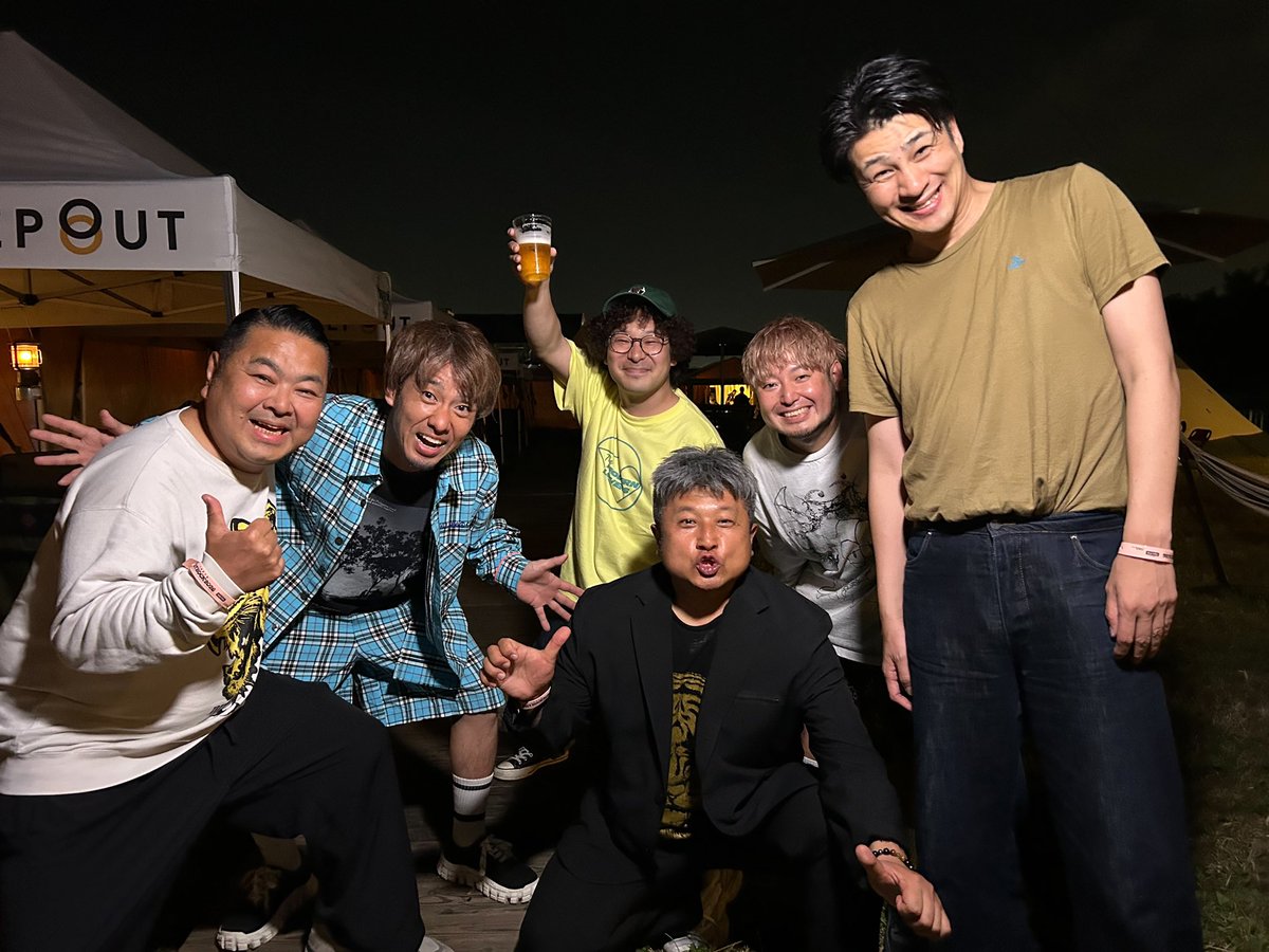 suxingcyuta's tweet photo. METROCK TOKYO初出演にして今年からできた枠で初クロージングアクトでした！たくさん残ってくれてめちゃくちゃ嬉しかった！やりたい事やらせてくれたメトロック運営の皆様に大感謝🙏
最後は急遽色んなバンドマンが出てきてくれてとてもハッピー！初日お疲れ様でした！同時間に出演のダイノジ兄さんと⭕️ https://t.co/B8aSjOuB42