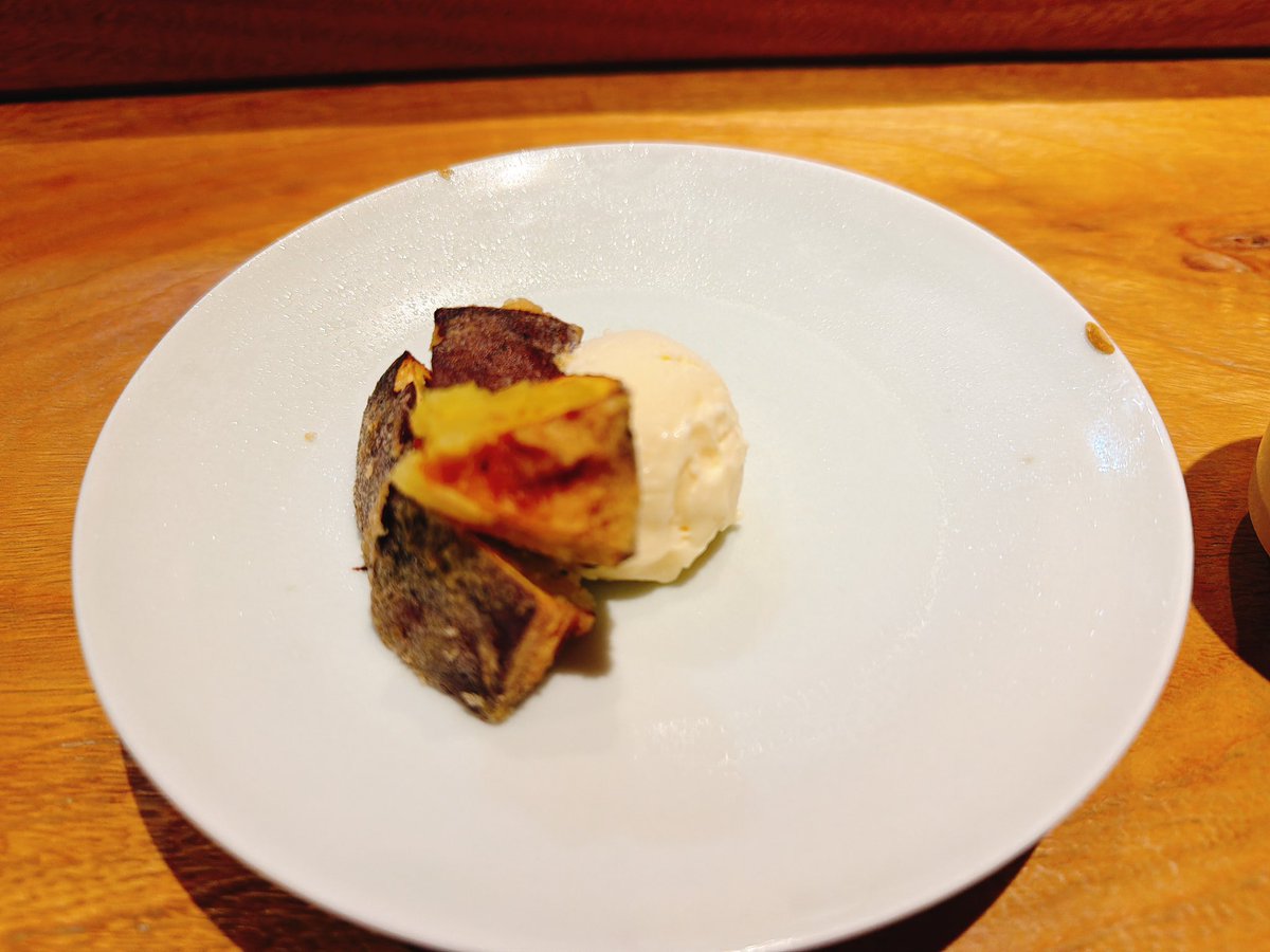 kubinyan's tweet photo. 夕食は丸福樓にある「てんぷらまるふく」。新鮮な食材を目の前で揚げてくれる。シンプルだが、食材の味を活かす食べ方を提供してくれる。天ぷらの奥深さを感じる事ができた。ウニの天ぷら美味かったなあ。 https://t.co/juC3jjbzJX