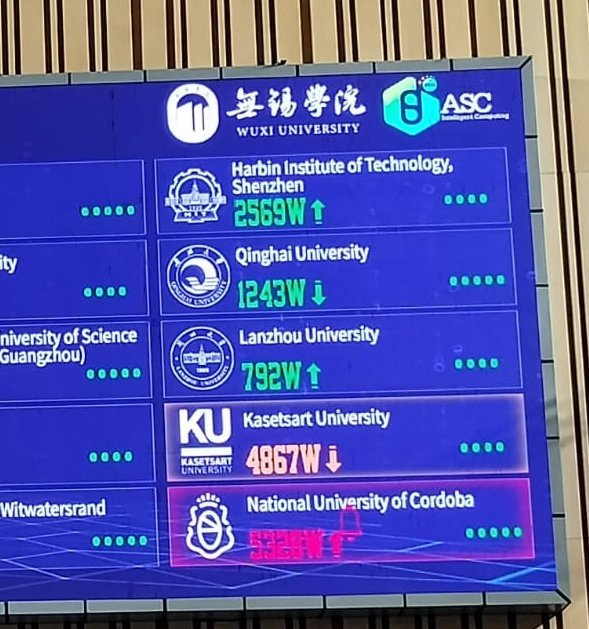 nwolovick's tweet photo. Fuego 🔥 en Wuxi 🇨🇳 y @UNCSupercomputo se declara culpable.

Las y los #Carpinchos ya armaron su clúster de 4 nodos con 2 @AMDServer 9755 (128c Zen5), 768GiB RAM DDR5, un nodo con 2 @RadeonPRO W7900D.

Correr HPL y poner todo al palo.
Van a tener que downclockear para bajar 328W. https://t.co/0YHMMBkswP