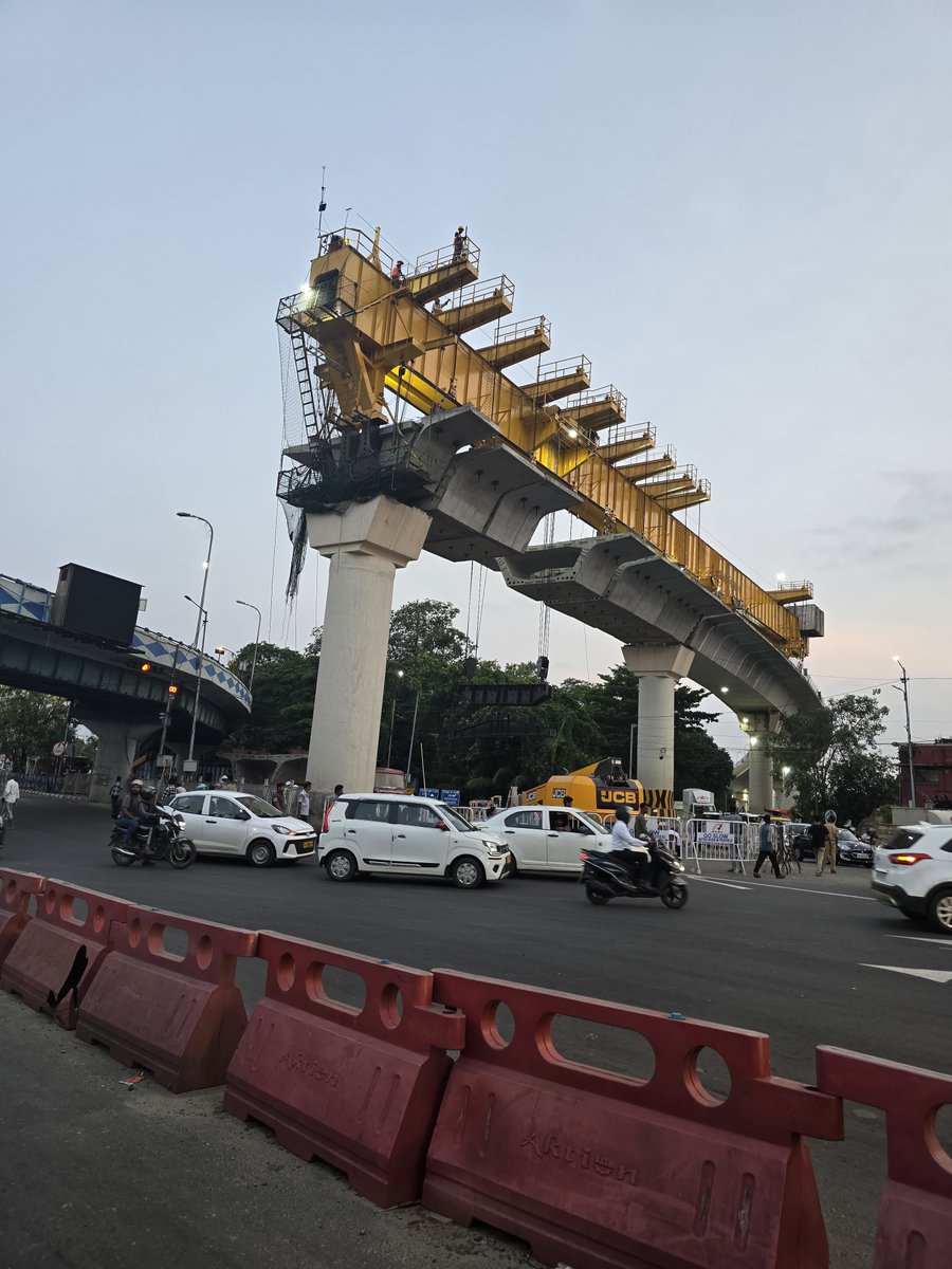BefittingFacts's tweet photo. For this small metro stretch in Chingrighata, Mamata Banerjee was not giving permission.

Nobody knows what her motive was, but she was deliberately delaying the project despite repeated observations from the Calcutta High Court.

Kolkata Police is managing the traffic wonderfully, and people are happy that the work has finally started.

Same police, same administration, only one thing has changed: the government. It matters a lot.

And thanks to Mamata Banerjee, every Bengali is now happily stuck in traffic just to see this project finally get completed.