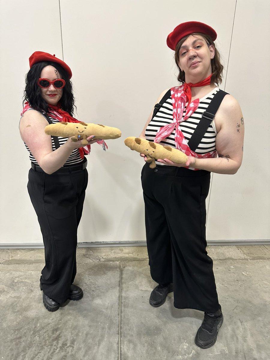 arroszko's tweet photo. Actually obsessed with our Clair Obscur: Expedition 33 cosplay and our Baguette jellycats
#Expedition33 #e33 #lune #sciel https://t.co/TUr0doLjOV