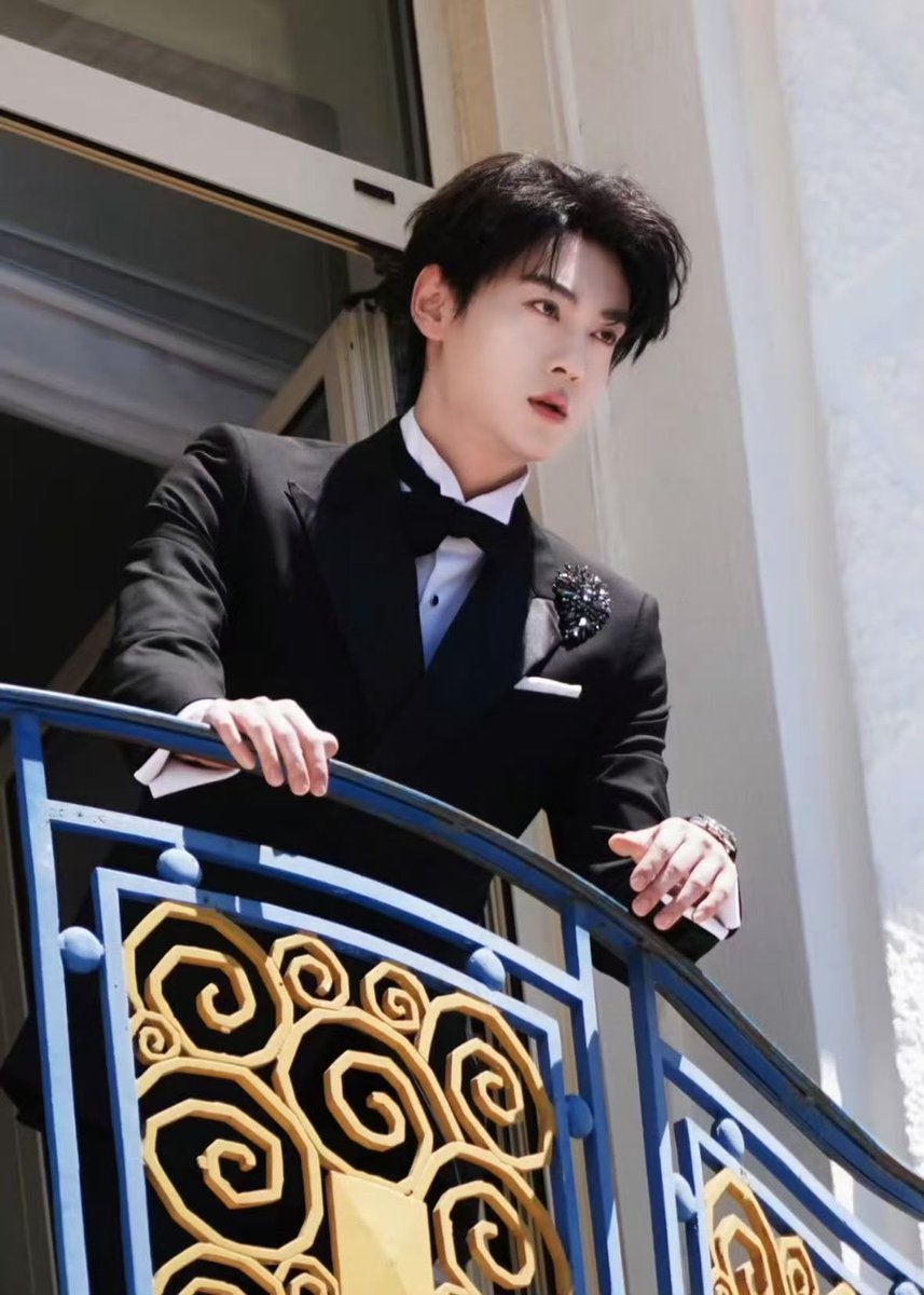 TXNyeah's tweet photo. Who’s this man with such incredible face!!
It’s Tian Xuning💛

TIAN XUNING CANNES DEBUT
 #XuningxLOrealParisCannes https://t.co/F5LVn6pyOF