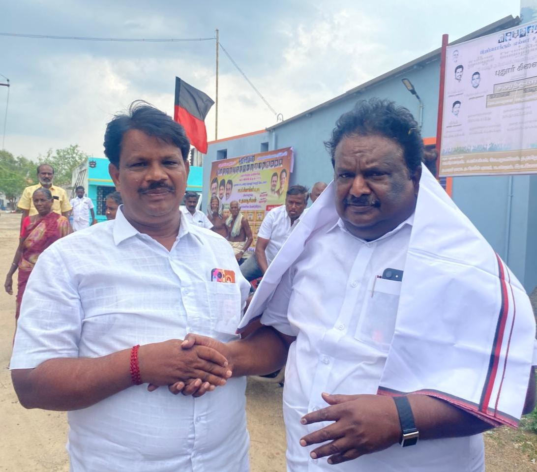 MBalaDMKItWing's tweet photo. நன்றி சொல்வதற்கு ஊருக்கு வ��்த போது சந்திப்பு https://t.co/Paqg1lp9rW