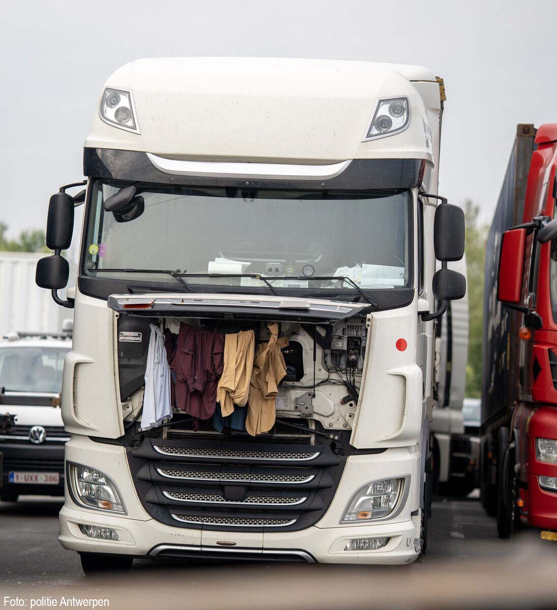 transportonline's tweet photo. Ruim 56.000 euro aan boetes bij Belgische controle op ‘kamperende’ vrachtwagenchauffeurs
https://t.co/OWm7QCcsNA #Antwerpen #boetes #vrachtwagenchauffeurs #weekendrust https://t.co/qOWA16Gjgb
