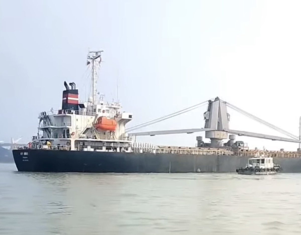 manas_muduli's tweet photo. This is Paradip Port, one of India’s largest cargo-handling ports.

Paradip Port achieved a historic cargo output of 156.45 MMT in FY 2025-26. 

For the first time ever, its net surplus crossed ₹2000 crore.

Strong growth across cargo segments:
• Petroleum, Oil & Lubricants : +25.68%
• Containers: +7.77%
• Steel cargo: +43%
• Coal: +4.44%
• Flux: +18.32%
• LPG: +105%

PPA also retained its position as India’s best-performing bulk port, recording the highest berth productivity in the country at 35,059 MT per day per berth, nearly double the national average of ~18,000 MT.

Paradip continues to strengthen Odisha’s position as a major industrial and maritime powerhouse of India.