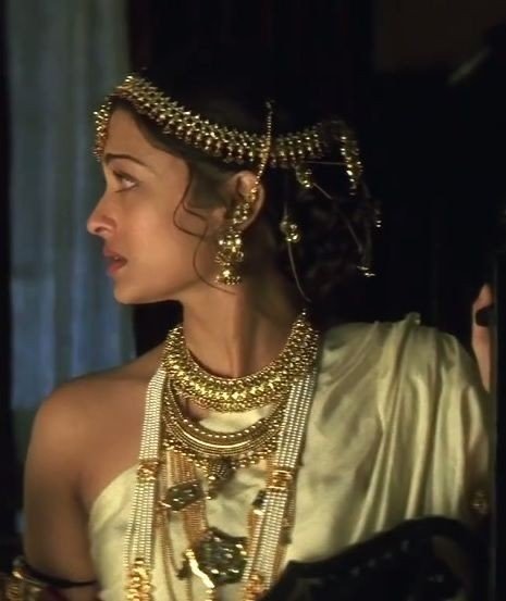 cinesrimuse's tweet photo. Desi maximalism ft. Chokher bali https://t.co/fim8nsbPjD