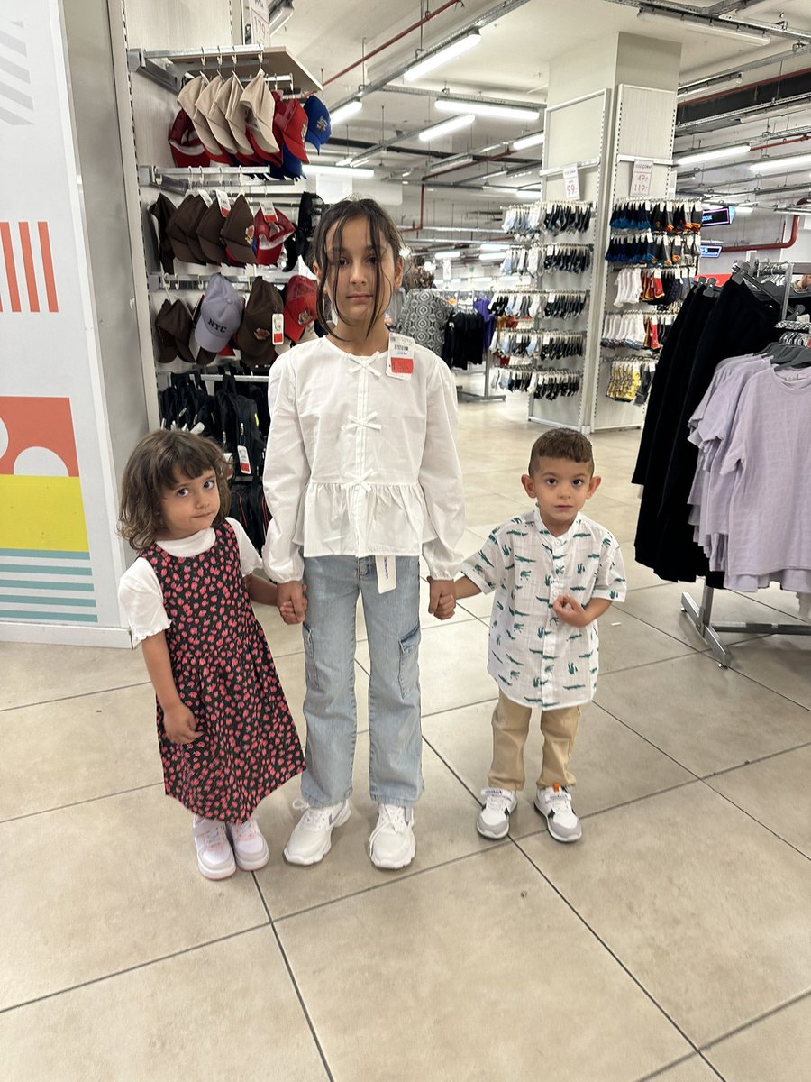 Sabribuyukdemir's tweet photo. Dolu dolu bir günü daha geride bıraktık. Üç çocuğumuza kıyafet aldık. İki ailemize gıda yardımı yaptık. İlacı biten ailemizin ilaçlarını temin ettik. Bir ailemize nakit yardımı yaptık. Rabbim emeği geçen kardeşlerimizden razı olsun inşaallah https://t.co/15XLw1TYss