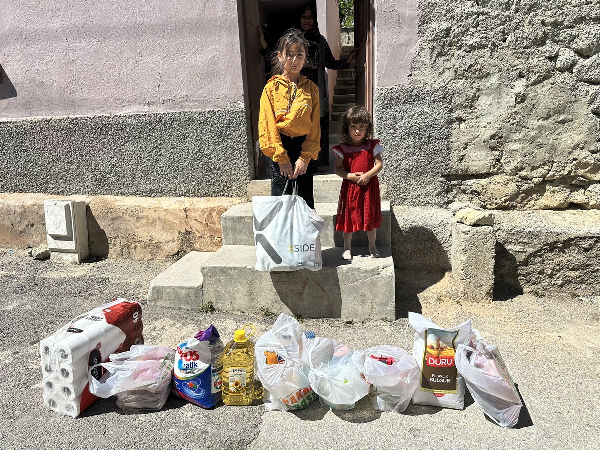 Sabribuyukdemir's tweet photo. Dolu dolu bir günü daha geride bıraktık. Üç çocuğumuza kıyafet aldık. İki ailemize gıda yardımı yaptık. İlacı biten ailemizin ilaçlarını temin ettik. Bir ailemize nakit yardımı yaptık. Rabbim emeği geçen kardeşlerimizden razı olsun inşaallah https://t.co/15XLw1TYss