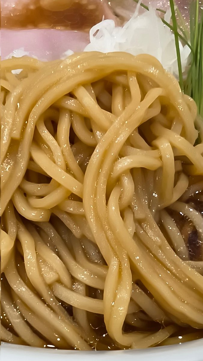 Cold_of_Shonan's tweet photo. 2026.5.16(土)
宍道湖しじみ中華蕎麦 琥珀　池袋店

中華蕎麦(醤油)上＋麺大盛
(連れは中華蕎麦(塩)上)

上品で優しい中華そば。
特に塩そばはしじみ感がすごく、醤油そばでは醤油味が立っててすごい。
動物系の出汁も入ってそうで、しじみ感強すぎない上手な仕上がり。 https://t.co/kW2emoddis