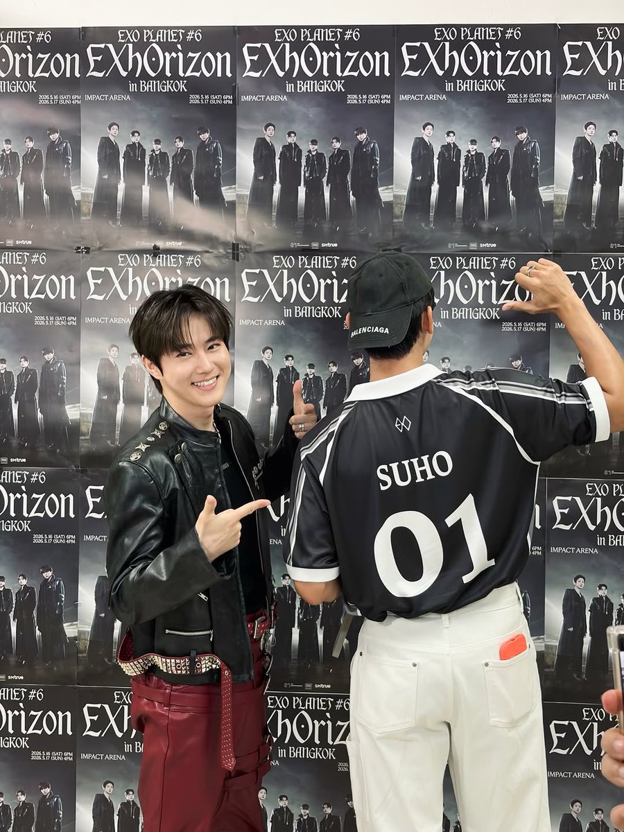 drkyung1216's tweet photo. มิวเตรียมเค้กวันเกิดให้พี่จุนล่วงหน้า โคตรน่ารักแถมใส่เสื้อเบอร์พี่จุนอีก 

EXO IS OUR HOME
#EXhOrizoninBKK_D1
#EXhOrizon_in_BANGKOK https://t.co/WaSZgmPbEH