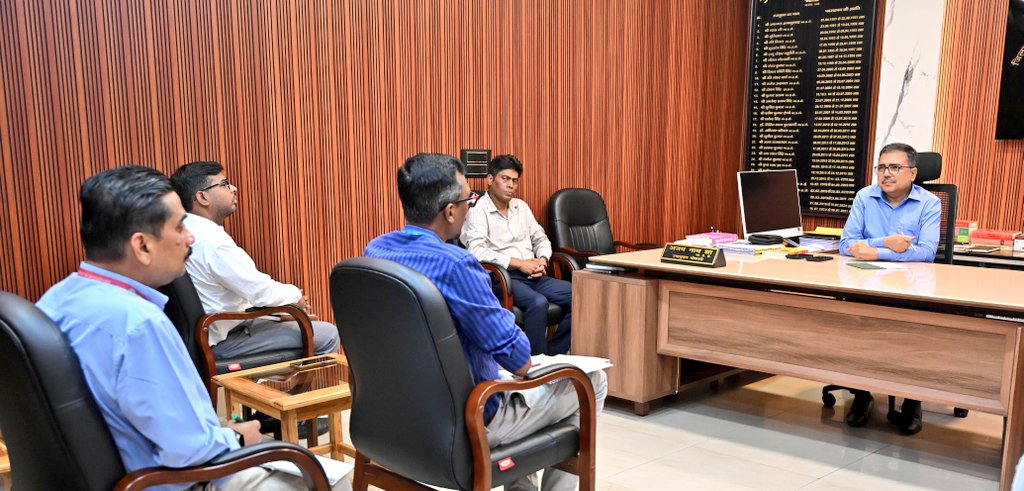 Iprd_Bokaro's tweet photo. जिले में पेट्रोल एवं डीजल पर्याप्त उपलब्ध, अफवाहों पर ध्यान न दें : उपायुक्त (डीसी) श्री अजय नाथ झा।

डीसी ने आइओसीएल, एचपीसीएल एवं बीपीसीएल प्रतिनिधियों के साथ बैठक कर ईंधन आपूर्ति व्यवस्था की समीक्षा की तथा सोशल मीडिया पर अफवाह फैलाने वालों पर कड़ी कार्रवाई की चेतावनी दी।

डिपो से निकलने वाले तेल टैंकरों को सीधे गंतव्य तक भेजने एवं अनावश्यक ठहराव पर कार्रवाई का निर्देश दिया। 

साथ ही, डीएसओ को निगरानी के लिए उड़न दस्ता टीम गठित करने का दिया निर्देश।

प्रशासन ने आमजनों से संयम बनाए रखने एवं अफवाहों से बचने की अपील की है।
#BokaroSeJohar #FuelSupply #Diesel #Petrol 
@JharkhandCMO
@prdjharkhand
@RanchiPIB 
@ddnewsjharkhand 
@airnews_ranchi