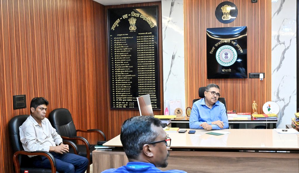 Iprd_Bokaro's tweet photo. जिले में पेट्रोल एवं डीजल पर्याप्त उपलब्ध, अफवाहों पर ध्यान न दें : उपायुक्त (डीसी) श्री अजय नाथ झा।

डीसी ने आइओसीएल, एचपीसीएल एवं बीपीसीएल प्रतिनिधियों के साथ बैठक कर ईंधन आपूर्ति व्यवस्था की समीक्षा की तथा सोशल मीडिया पर अफवाह फैलाने वालों पर कड़ी कार्रवाई की चेतावनी दी।

डिपो से निकलने वाले तेल टैंकरों को सीधे गंतव्य तक भेजने एवं अनावश्यक ठहराव पर कार्रवाई का निर्देश दिया। 

साथ ही, डीएसओ को निगरानी के लिए उड़न दस्ता टीम गठित करने का दिया निर्देश।

प्रशासन ने आमजनों से संयम बनाए रखने एवं अफवाहों से बचने की अपील की है।
#BokaroSeJohar #FuelSupply #Diesel #Petrol 
@JharkhandCMO
@prdjharkhand
@RanchiPIB 
@ddnewsjharkhand 
@airnews_ranchi