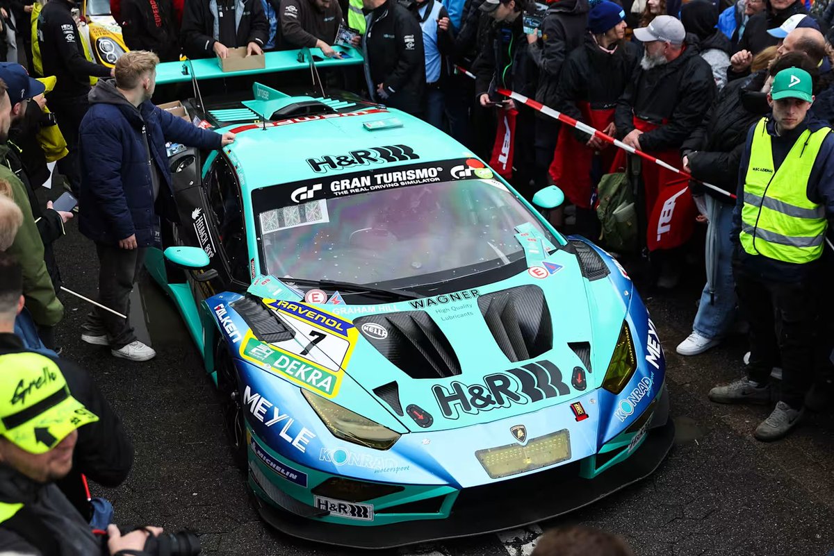 Goatciello's tweet photo. A cool story no one is aware off

Maximilian Paul (currently p2) onboard of the #7 konrad lamborghini is racing alongside his girlfriend Patricija Stalidzane who is also a racing driver
and yeah they share the same car https://t.co/Yuo9o8B22l
