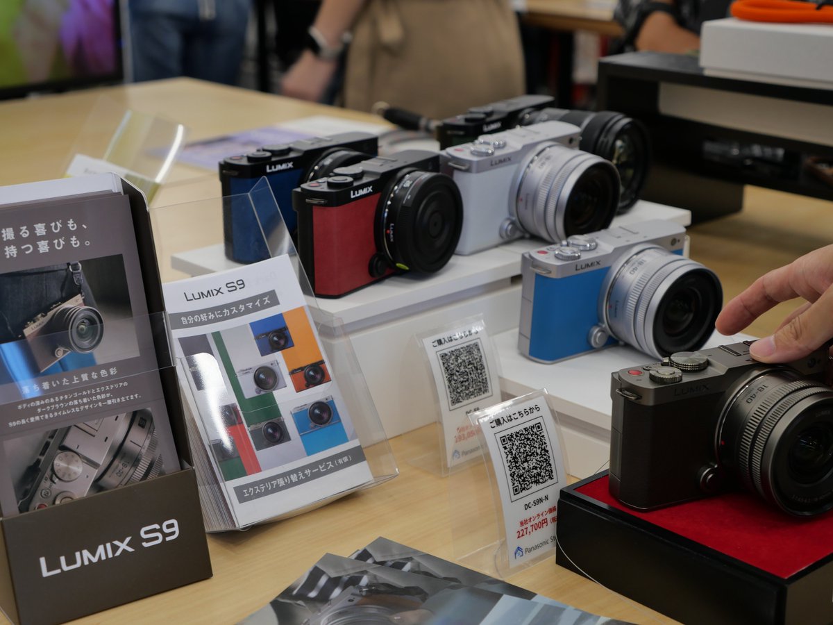 videon999's tweet photo. 本日のLUMIX BASE TOKYO思い出その���

現物見たらターコイズブルーはいいなと思い直しました。 https://t.co/zNTF0CuFUQ