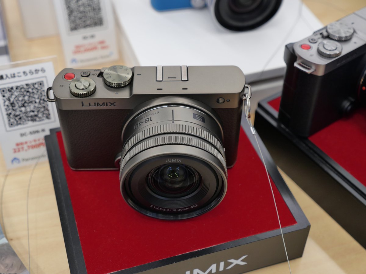 videon999's tweet photo. 本日のLUMIX BASE TOKYO思い出その���

現物見たらターコイズブルーはいいなと思い直しました。 https://t.co/zNTF0CuFUQ