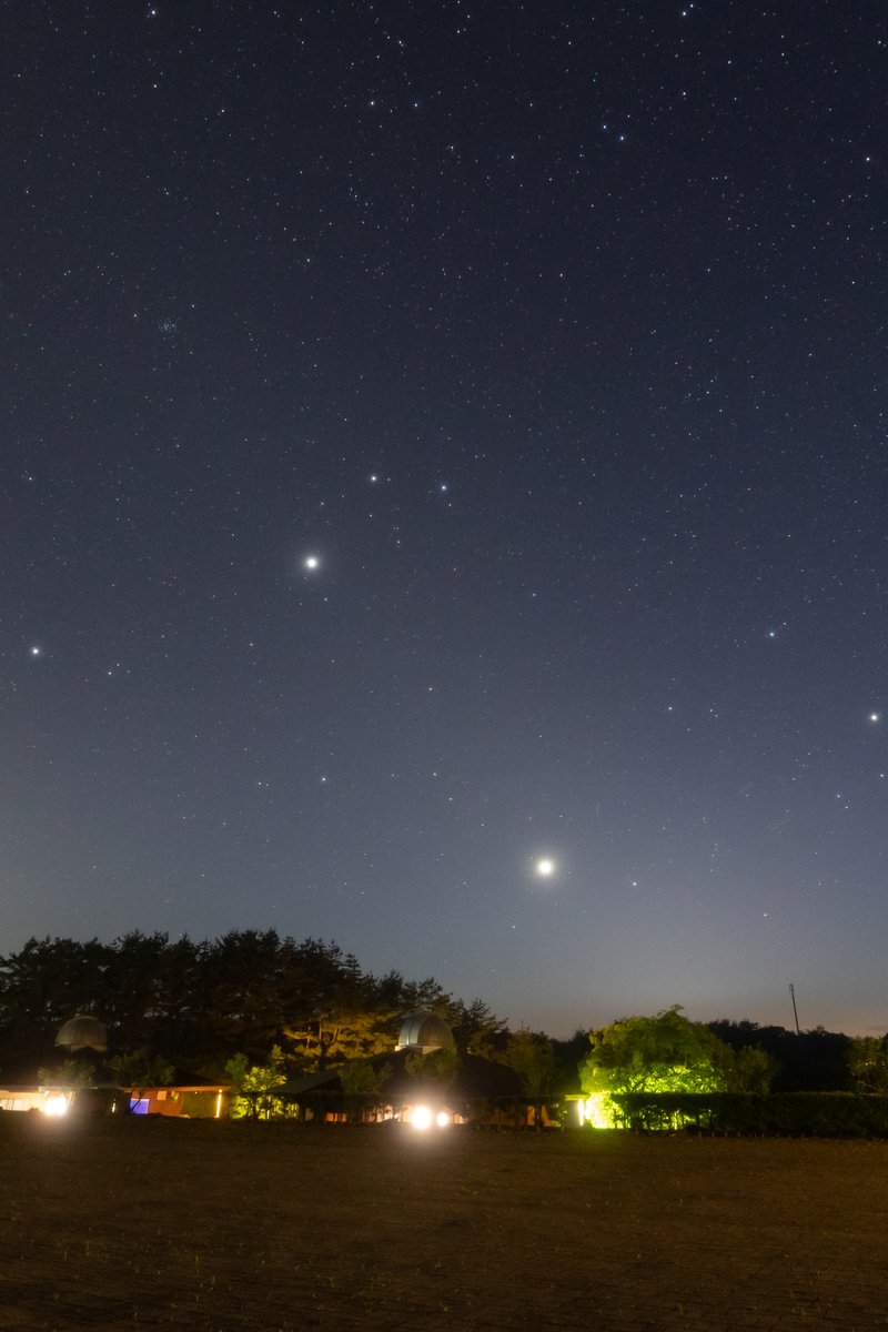 man_ten_bo_shi's tweet photo. 今夜の能登の星空です。
当館周辺ではたくさんの星が見えています。
写真内に明るい星が2つありますね。右下の特に明るい星が金星、左上の星が木星です。
5月19日(火)には三日月と金星が並び、20日(水)には月と木星が並びます。
とても美しい光景になります。ぜひ月と惑星の共演を眺めてみましょう。 https://t.co/BJdPEkZFAe