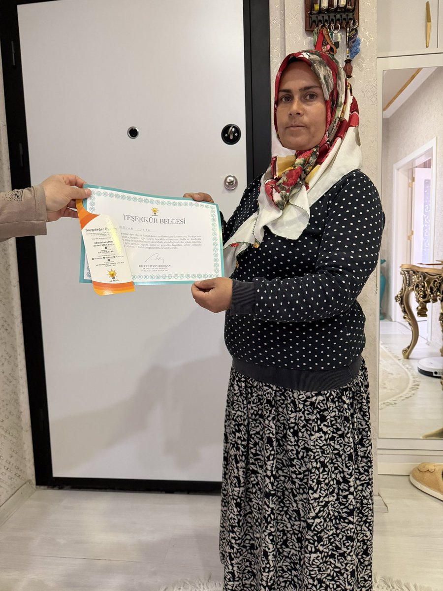 CldrnAkkadinlar's tweet photo. 📍Beyazıt Mahalesi 
Dışişleri birim başkanımız Aysel hanım ve yönetim kurulu üyeleri ile birlikte üyelerimize cumhurbaşkanımızın selamını ileterek Teşekür belgelerini taktim ediyorlar @ArvasAbdulahat @zerrin_alpaslan https://t.co/JHzSPN7Hoz