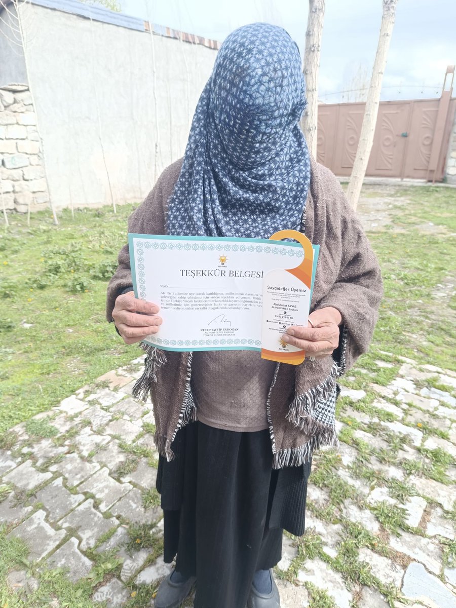 CldrnAkkadinlar's tweet photo. 📍Beyazıt Mahalesi 
Dışişleri birim başkanımız Aysel hanım ve yönetim kurulu üyeleri ile birlikte üyelerimize cumhurbaşkanımızın selamını ileterek Teşekür belgelerini taktim ediyorlar @ArvasAbdulahat @zerrin_alpaslan https://t.co/JHzSPN7Hoz