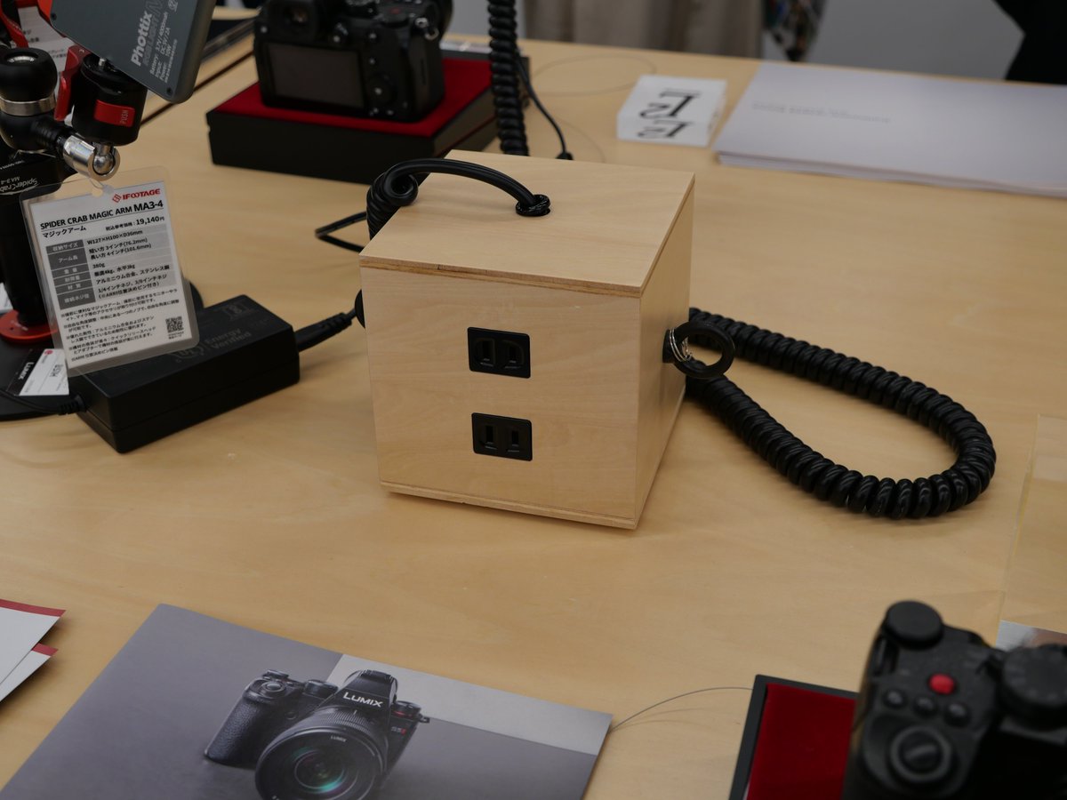videon999's tweet photo. 本日のLUMIX BASE TOKYO思い出その３

LUMIXマグカップは行った記念のお��産に最適そう。

お手製!?の電源BOXが可愛いかった。

L10は触れなかったのでせめてカタログだけでも、と。 https://t.co/NOhyO21nha