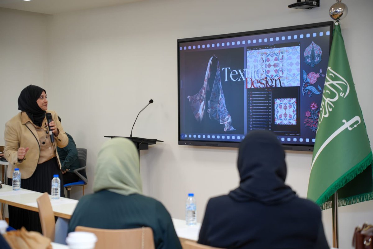 Saudi__Platform's tweet photo. أكاديميون ومهنيون شهدوا تدشين كتاب "الموضة وتصميم الازياء"@UBT_EDU @rajaamoumena @FutureIL 

جدة تحتفي بمستقبل الموضة وتبحث سبل تمكين الكفاءات الوطنية

جدة ـ
بحث نخبة من الأكاديميين والمهنيين في جدة «مستقبل تصميم الأزياء» بمشاركة نحو 40 سيدة وفتاة من مختلف المجالات، ودعوا خلال الفاعلية التي جرت أمس، إلى ضرورة دعم الحراك الثقافي المتنامي الذي تشهده المملكة لدعم الاقتصاد الإبداعي وتمكين الكفاءات الوطنية انسجامًا مع مستهدفات رؤية السعودية 2030، وسط حضور لافت من المهتمين بالصناعات الإبداعية.
وتخلل الحدث مراسم تدشين كتاب «الموضة وتصميم الازياء » للبروفسور دلال الشريف، في خطوة تهدف إلى تعزيز الوعي الأكاديمي والمهني بقطاع الأزياء، وفتح آفاق جديدة أمام المهتمين بالتصميم والموضة بوصفه أحد القطاعات الواعدة في الاقتصاد الثقافي السعودي.
وشهدت الفعالية التي نظمها معهد المستقبل العالي للتدريب، بالتعاون مع جامعة الأعمال والتكنولوجيا، حضور أكاديمي لافت تقدمه مستشار مركز التدريب بالجامعه الدكتور بندر الطبيشي، والدكتورة مها باشا مديرة التدريب بالجامعة، اضافة إلى مجموعة من الشخصيات العامة، دعمًا للمبادرات النوعية التي تسهم في تطوير المهارات الإبداعية وتأهيل الكفاءات الوطنية في المجالات المهنية الحديثة.
وأكدت الأستاذة رجاء مؤمنة، مؤسس ورئيس مجلس إدارة المعهد، خلال كلمتها، أهمية توظيف التقنية في تصميم الأزياء، مشيرة إلى أن التقنيات الحديثة، وفي مقدمتها الذكاء الاصطناعي، أصبحت عنصرًا رئيسيًا في مواكبة التحولات العالمية في صناعة الموضة، فضلًا عن دورها في رفع كفاءة المصممات الشابات وتعزيز الجانب المعرفي والمهني لديهن.
وتضمن البرنامج جلسة نقاشية بعنوان «مهنة الأزياء والمستقبل» قدمتها الأستاذة داليا غزالي، استعرضت خلالها مجالات الرسم والتصميم، وآليات دمج تقنيات الذكاء الاصطناعي في صناعة الأزياء، إلى جانب التعريف بمشاريع الطالبات والفرص الوظيفية المتاحة في هذا القطاع المتنامي.
وقدمت البروفسور دلال الشريف نبذة عن كتابها، تناولت فيها مفهوم تخصص الأزياء بمختلف جوانبه، والمهارات اللازمة للتميز فيه، مؤكدة أهمية التعليم الأكاديمي في تطوير قدرات المصممين وصقل خبراتهم، إلى جانب استعراض تجربتها المهنية ورؤيتها لمستقبل صناعة الأزياء محليًا وعالميًا.
وشارك الحاضرون جلسة تفاعلية بعنوان «هل تخصص الأزياء هو المناسب لك؟»، ناقشت أبرز المهارات والقدرات المطلوبة لدخول المجال، وسط تفاعل لافت من الحضور وطرح العديد من التساؤلات المتعلقة بسوق العمل وفرص التطور المهني.
واختُتمت الفعالية بجلسة حوارية مفتوحة للإجابة على استفسارات المشاركات، أعقبها توقيع كتاب البروفسور دلال الشريف، في أجواء عكست تنامي الاهتمام السعودي بقطاع الأزياء بوصفه أحد روافد الصناعات الثقافية والإبداعية في المملكة.