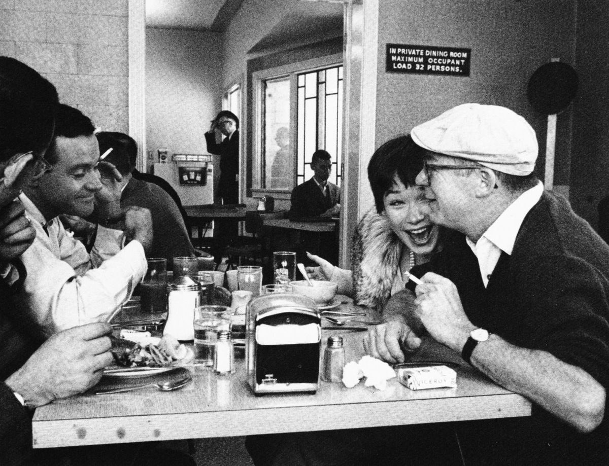 martaferrandis_'s tweet photo. Billy Wilder, Shirley MacLaine y Jack Lemmon en el rodaje de El apartamento. https://t.co/UyGFGuKOeV
