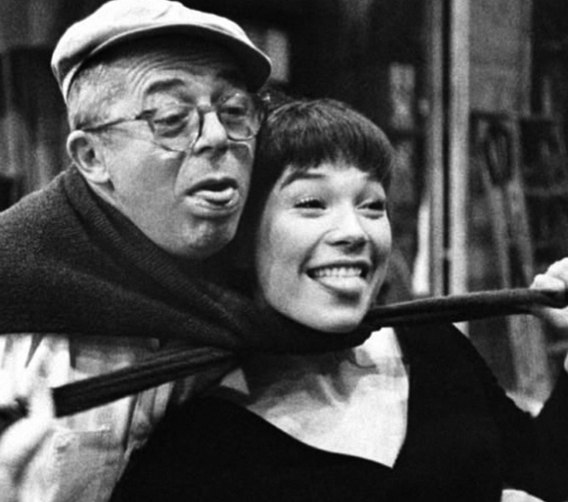 martaferrandis_'s tweet photo. Billy Wilder, Shirley MacLaine y Jack Lemmon en el rodaje de El apartamento. https://t.co/UyGFGuKOeV