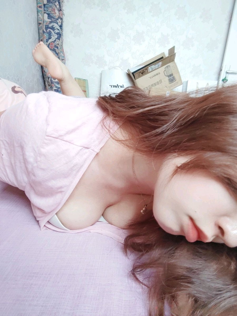uachn6's tweet photo. 想看露出类的小说，可以推荐一下吗？ https://t.co/MyziS0SwFv