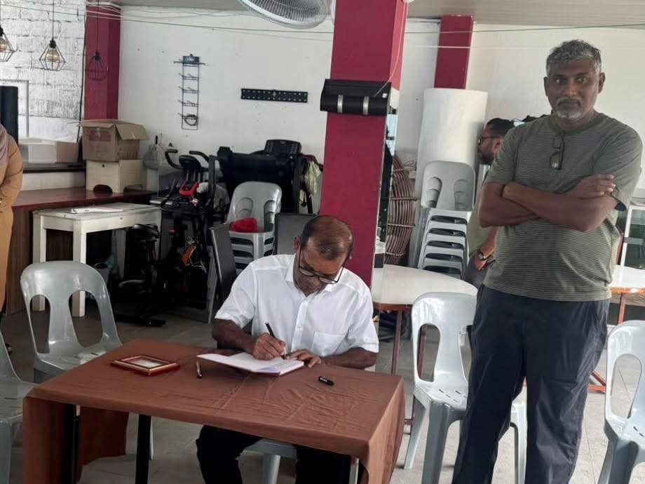 Iqbaalahme59794's tweet photo. ރައީސް ނަޝީދު ގ. ޕަކާޒީ އާއިލާގެ ބޭފުޅުންނާ އެކީ ވަގުތު ކޮޅެއް https://t.co/f2CmbseOra