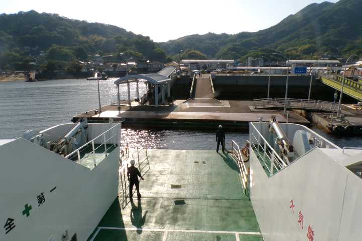 fortunehills's tweet photo. 船首をかすめるのは松山〜広島を結ぶ新高速船「SeaMAX」。海水を吸い込み勢いよく吐き出すウォータージェット推進は、国内初採用のシステム。軽快に駆け抜けていく姿が格好いい！ 瀬戸内の海を眺める20分の小さな船旅を楽しみました。 #SeaMAX #フェリー #音戸町 #倉橋島 #三ツ子島 https://t.co/xsuLEJh5Y9