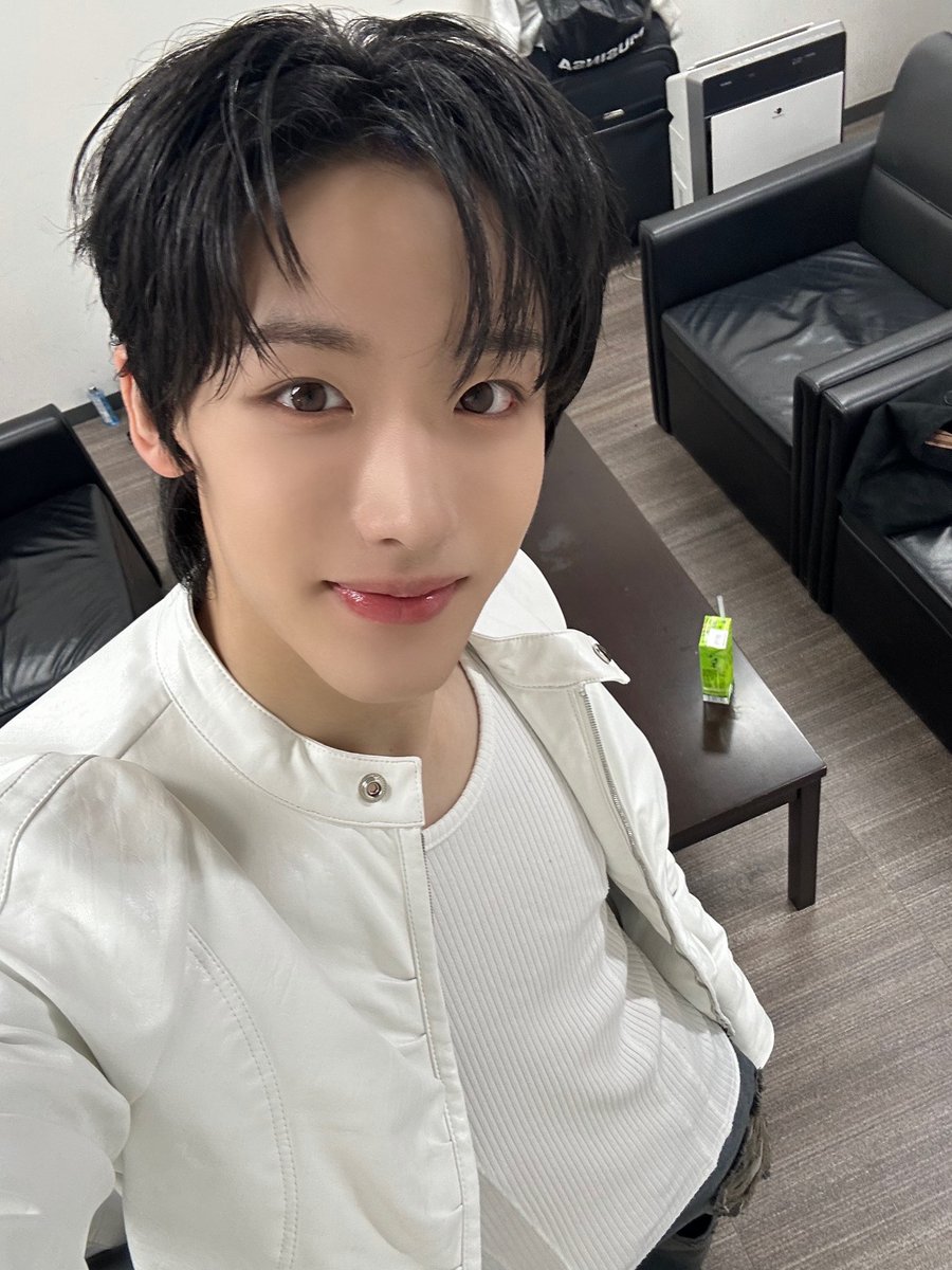AmbiO_members's tweet photo. 오늘 저희 일본 1st Showcase Live가 끝났어요!!
일본에서 처음 하는 쇼케이스인데도 빈 좌석이 없을 만큼 정말 많은 분들이 와주셔서 너무 행복했어요 🥰
앞으로도 저희를 향한 사랑과 관심이 사라지지 않도록 항상 열심히 노력할게요 사랑해요 ❤️❤️

#AmbiO #엠비오
#Kiwon #기원 https://t.co/Dngz6dErUX