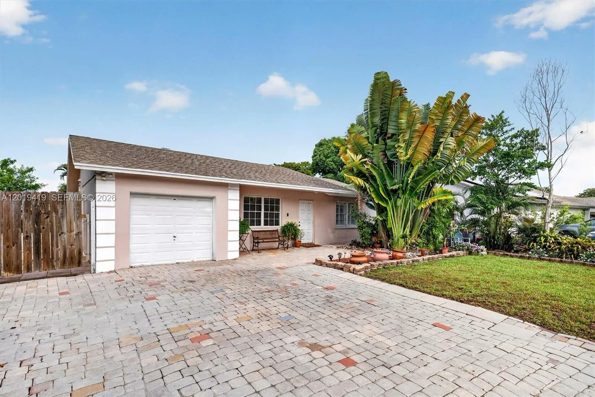 bhhsftlse's tweet photo. 9600 Richmond Cir, Boca Raton, FL, 33434
2 bed | 2 bath 1686 Sq. Ft.
Active | 460000
https://t.co/WktH9EPNlr
Bright canal-front home with endless potential in a sought-after community. This property features a spacious Florida room, converted garage for added living... https://t.co/4Gt9sVaOfZ