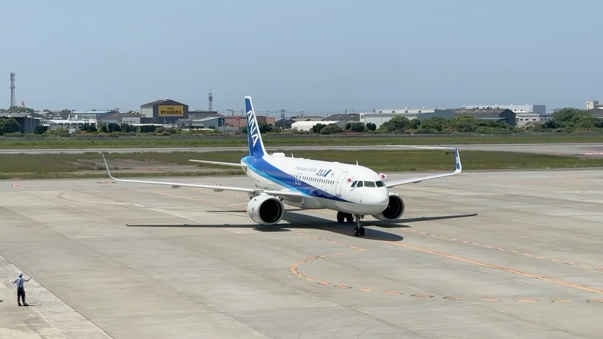 pokkories2199's tweet photo. 明日は全国植樹祭。
松山空港にお召し機到着
天皇皇后両陛下がお乗りになっています。 #チャンネル長方形 #全国植樹祭 #松山空港 #天皇陛下 https://t.co/WFZdyTY0qa