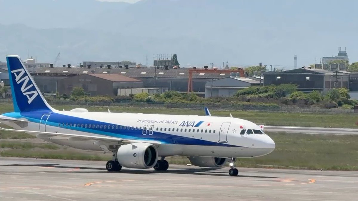 pokkories2199's tweet photo. 明日は全国植樹祭。
松山空港にお召し機到着
天皇皇后両陛下がお乗りになっています。 #チャンネル長方形 #全国植樹祭 #松山空港 #天皇陛下 https://t.co/WFZdyTY0qa