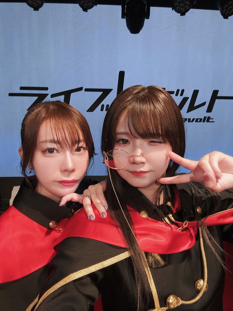 Hanami_iro's tweet photo. 今回もたくさん支えてくれた素敵な相方:道井悠と、素敵なお花&amp;大好きで愉快な仲間たちの写真！！

リベンジちゃん達から差し入れも頂きました！気遣いの天使たちありがとう°ʚ🤍ɞ°
来月のワンマン応援してるよ！ https://t.co/cmcCi2sqAh