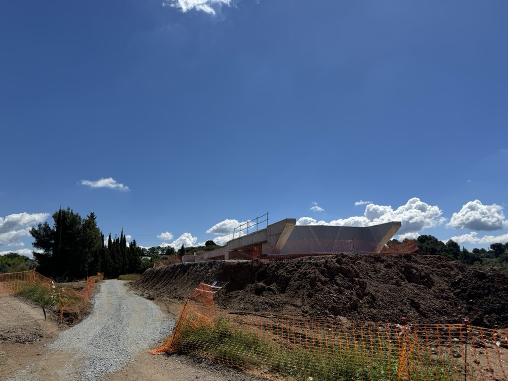 x_escribano's tweet photo. Nou període de seguiment al Desdoblament de la R3 (L222) entre Parets i La Garriga 

Tots els ponts de gran envergadura estan ja completament formats (estreps + pilars + taulers) i es segueix treballant en estructures més petites. 

El “Pont que va caure” de la Garriga ja ha estat reposat, dimensionant-lo per a les futures vies.
