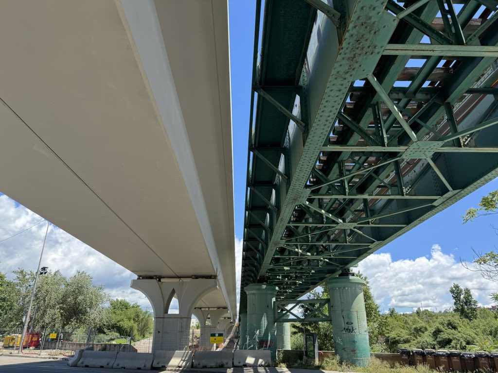 x_escribano's tweet photo. Nou període de seguiment al Desdoblament de la R3 (L222) entre Parets i La Garriga 

Tots els ponts de gran envergadura estan ja completament formats (estreps + pilars + taulers) i es segueix treballant en estructures més petites. 

El “Pont que va caure” de la Garriga ja ha estat reposat, dimensionant-lo per a les futures vies.
